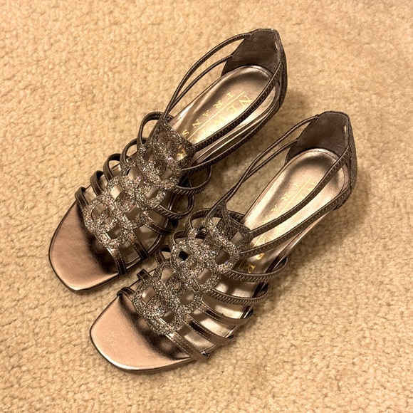 NIB New York Transit Women’s Special Gesture Dress Sandals Size 6M - Picture 1 of 9